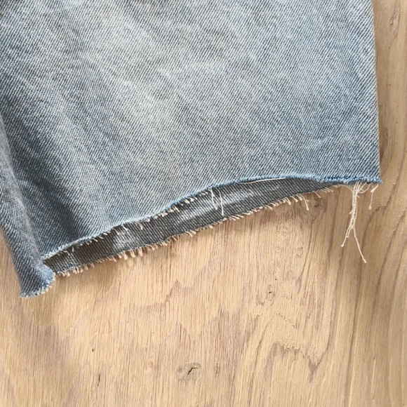 Blank NYC The Warren Distressed Raw Hem Medium Wash Shorts NWT Size 24/0 - Picture 6 of 7